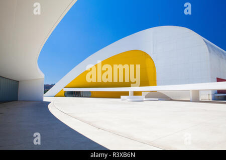 Madrid, Spanien - Juli 4,2017: Blick von Niemeyer Center Gebäude in Aviles. Das Kulturzentrum wurde von der brasilianische Architekt Oscar Niemeyer entworfen wurde. Stockfoto