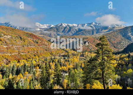 Westlich von Kebler Pass auf ausgefranste Peakfläche im Herbst Farben auf Espen, Eiche, Colorado. Stockfoto