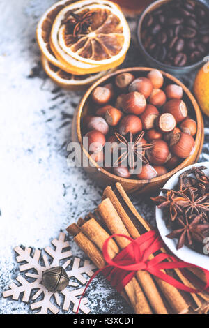Vielzahl von Zutaten für Cookies kochen für Weihnachten Stockfoto