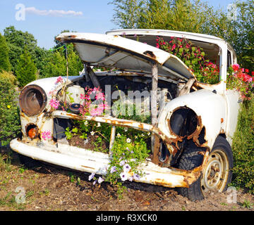 Altes Auto in der schrottplatz Stockfoto