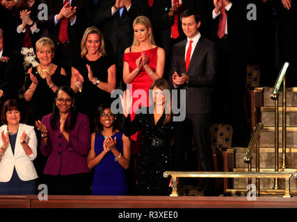 First Lady Melania Trump kommt in einer gemeinsamen Sitzung des Kongresses, am 28. Februar 2017 Ivanka Trump und Jared Kushner sind hinter der ersten Dame Stockfoto