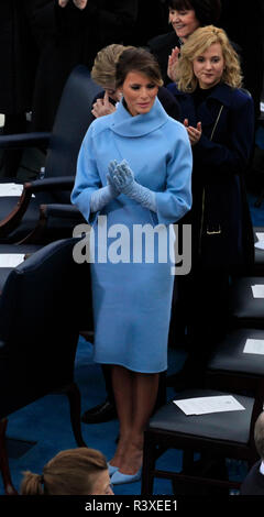 Melania Trump vor Donald Trump nimmt den Amtseid für die Präsidentschaft der Vereinigten Staaten am 20. Januar 2017 Stockfoto