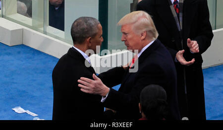 Donald Trump und Brack Obama vor Trump nimmt den Amtseid für die Präsidentschaft der Vereinigten Staaten am 20. Januar 2017 Stockfoto