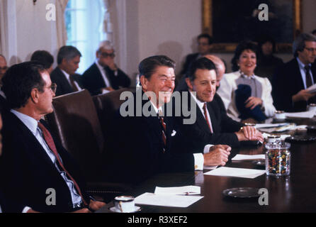 Präsident Ronald Reagan bei seiner ersten Sitzung im November 1984. Stockfoto