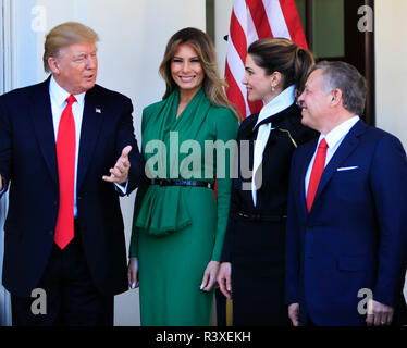 Präsident Donald Trump und die erste Dame Melania Trump begrüßt König Abdullah II. und Königin Rania von Jordanien. Stockfoto