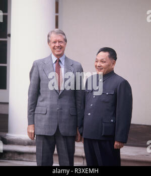 Januar 1979: Präsident Jimmy Carter und Deng Xiaoping im Rosengarten Pose während des Besuchs von Deng Xiaoping in Washington, DC. Stockfoto