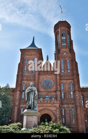 Usa, Washington D.C., Statue von Joseph Henry vor dem Smithsonian Museum Stockfoto