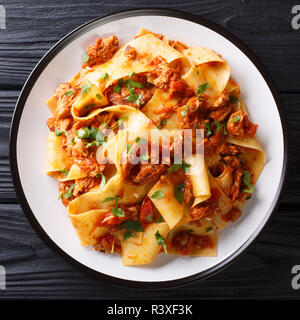 Hausgemachte Pasta mit geschmortem Schweinefleisch ragu Close-up auf einem Teller auf den Tisch. nach oben Ansicht von oben Stockfoto
