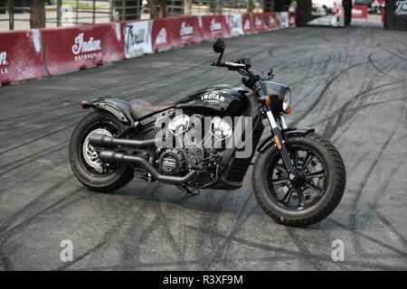 Amerikanische Indian Scout Motorrad auf einer Ausstellung track mit einem Hintergrund von Gummireifen Burnout kennzeichnet. Stockfoto