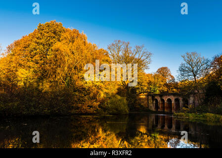 Herbst Reflexionen auf dem Viadukt Teich an Hampstead Heath, London, UK Stockfoto