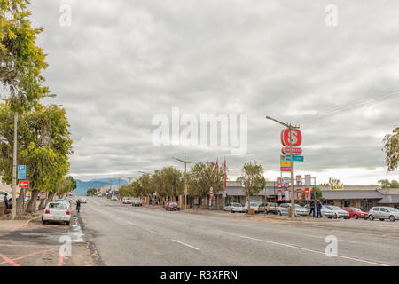 PIKETBERG, SÜDAFRIKA, 22. AUGUST 2018: eine Straße, Szene, mit Unternehmen, Fahrzeuge und Personen, Piketberg im Swartland Region des Westlichen Ca Stockfoto