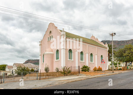 PIKETBERG, SÜDAFRIKA, 22. AUGUST 2018: eine Straße, Szene, mit der historischen Synagoge, heute ein Museum, in Piketberg im Swartland Region der Benachrichtigen Stockfoto