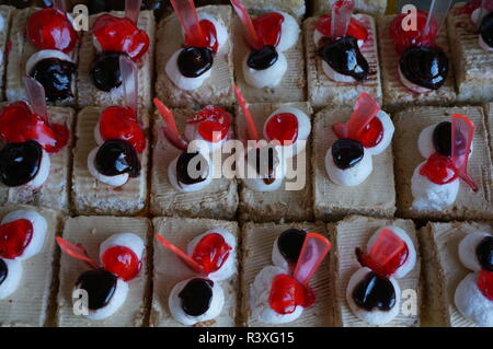 Eine Auswahl an kleinen, bunten Kuchen zum Verkauf auf einen Markt in Usbekistan Stockfoto