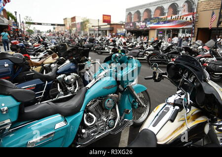 Motorräder säumen die Main Street in Sturgis während der jährlich größten Motorradrallye der Welt in South Dakota Stockfoto