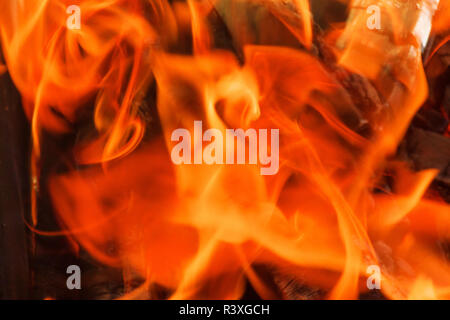 Die schwarze Kohlen sind heiße rote Flamme Stockfoto