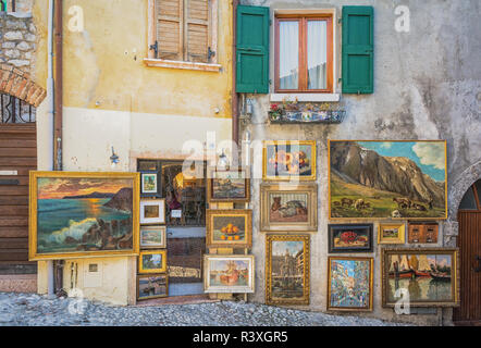 Souvenirladen im kleinen mittelalterlichen Dorf von Malcesine. Es ist einer der charakteristischsten Orte des Gardasees in der Provinz von Verona, Italien Stockfoto