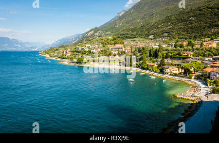 Stadt Malcesine am Gardasee. Blick auf die Skyline, Region Venetien, Italien. Luftaufnahme, Ansicht von oben Stockfoto