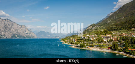 Stadt Malcesine am Gardasee. Blick auf die Skyline, Region Venetien, Italien. Luftaufnahme, Ansicht von oben Stockfoto