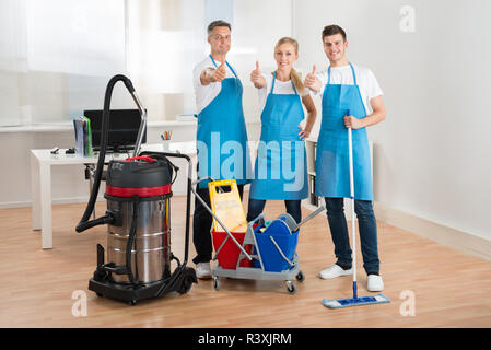 Hausmeister mit Staubsauger und Reinigung Ausrüstungen Stockfoto