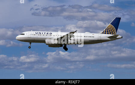 United Air Lines Airbus A320 fliegen unter schönen Himmel Stockfoto