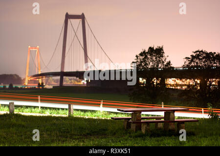 Eine eher ungewöhnliche Rastplatz in der Nähe der berühmten Hängebrücke in Emmerich, Deutschland. Lange Belichtung mit leichten Wanderwegen, auf Vordergrund konzentrieren. Stockfoto