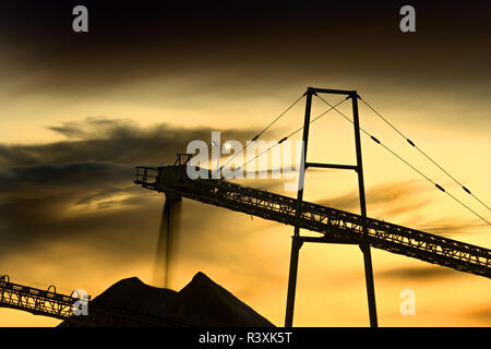 Detail der Kies und Sand Mine in den Abend mit einem dramatischen Himmel. Der rieselnde Sand zeigen ein wenig dynamisch. Stockfoto