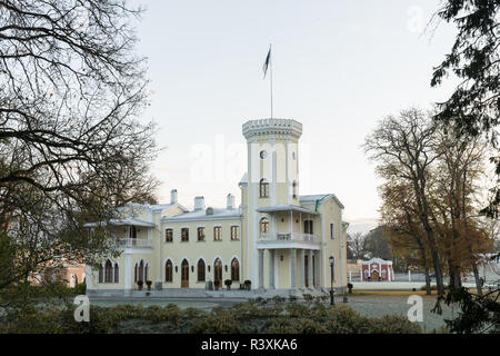 Herbst in Keila Joa Manor. Schloss in Estland, natürliche Umwelt Hintergrund Stockfoto