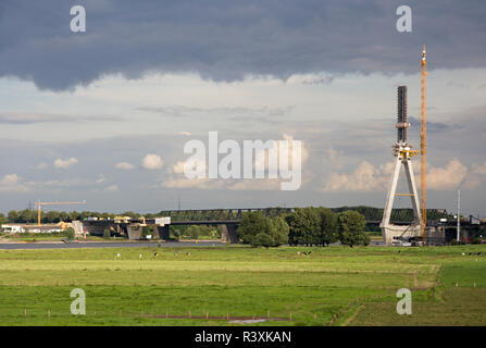 Baustelle der neuen Brücke über den Rhein in Wesel, Deutschland. Im Hintergrund sehen Sie die alte Brücke, die für die vorübergehende pur gebaut wurde Stockfoto