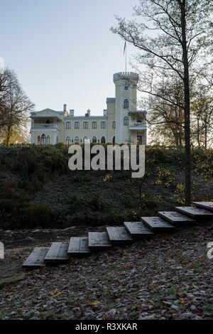 Herbst in Keila Joa Manor. Schloss in Estland, natürliche Umwelt Hintergrund Stockfoto