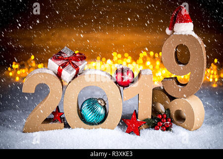 2019 Frohes neues Jahr Weihnachten Grußkarte symbol Anzahl Schriftzug Holz- Hintergrund leuchten Konzept bokeh Stockfoto