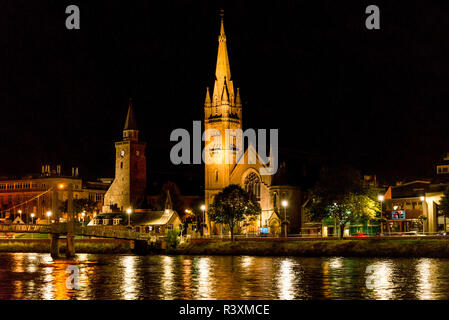 Beleuchtete Freikirche von Schottland und Alte Kirche neben den Fluss Ness und Greg Street Bridge, Inverness, Schottland Stockfoto