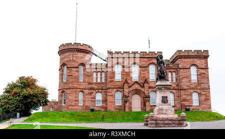 Ein Blick auf den Haupteingang zum Schloss Inverness mit Rosa Macdonald Statue vor ihr, Nord Schottland Stockfoto