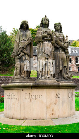 Der Glaube, die Hoffnung und die Liebe Statuen vor der Ness Bank Kirche, Inverness, Schottland Stockfoto