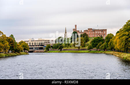 Inverness Castle auf einer Klippe mit Blick auf den Fluss Ness fließt durch die Stadt im frühen Herbst, nördlichen Schottland Stockfoto