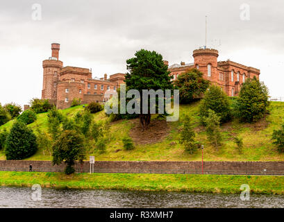 Ein Hügel am Ufer des Flusses Ness mit einem malerischen Schloss Inverness auf der Oberseite in einem schönen Herbsttag, Schottland Stockfoto