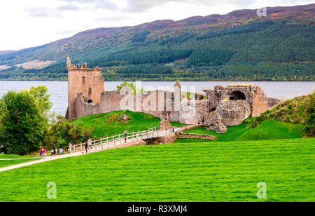 Ein Blick auf die Ruine Urquhart Castle am Ufer des Loch Ness See. Grant Turm und Eintrag Torhaus mit Besuchern betreten Gründe, Schottland Stockfoto