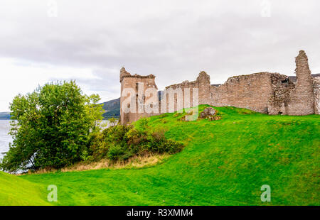 Urquhart Castle stone wall Ruinen und Wachturm am Ufer des Loch Ness See, Schottland Stockfoto