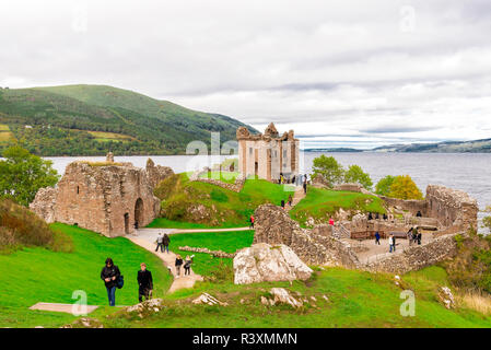 Ruine des Urquhart Castle mit vielen Touristen, die dieses berühmten Ort an den Ufern des Loch Ness und Kletterturm bleibt, Schottland Stockfoto