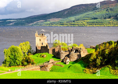 Malerischer Blick auf Loch Ness und Urquhart Castle an einem sonnigen Herbsttag, Schottland Stockfoto