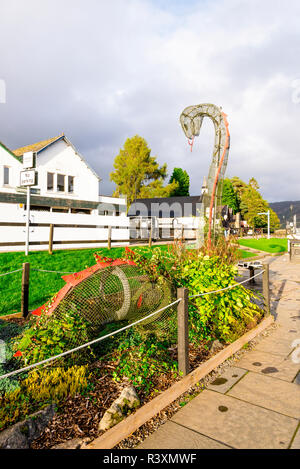 Eine Skulptur von Loch Ness monster Nessie von Kabel net in der Nähe von Caledonian Canal Locks in Fort Augustus Dorf gemacht, Schottland Stockfoto