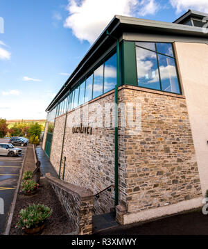 Eine berühmte Glenlivet Distillery Gebäude und Besucher parken am Moray, Highlands, Schottland Stockfoto