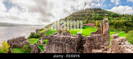 Touristen besuchen Urquhart Castle am Ufer des Loch Ness, Schottland Stockfoto