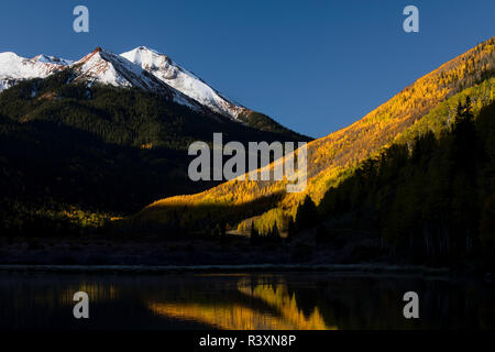 Herbst Farben und Roter Berg spiegelt sich auf Crystal Lake bei Sonnenaufgang, in der Nähe von Ouray, Colorado Stockfoto