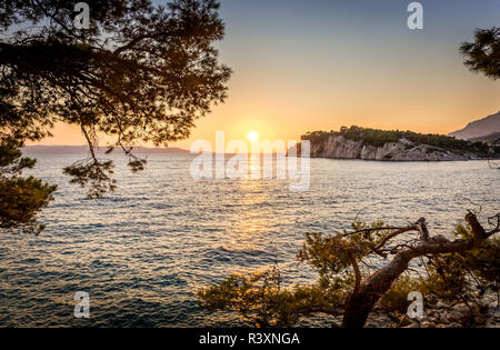 Goldenen Sonnenuntergang über dem Mittelmeer in Makarska, Kroatien Stockfoto