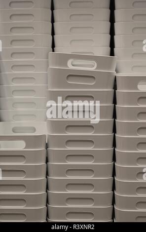 Stapel aus weißem Kunststoff Lagerkisten mit Griffen Stockfoto