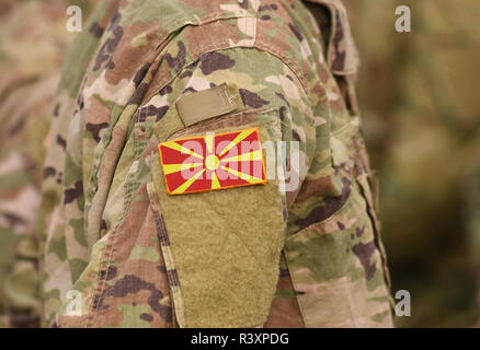 Mazedonien (ehemalige jugoslawische Republik Mazedonien) Flagge auf Soldaten arm (Collage). Stockfoto