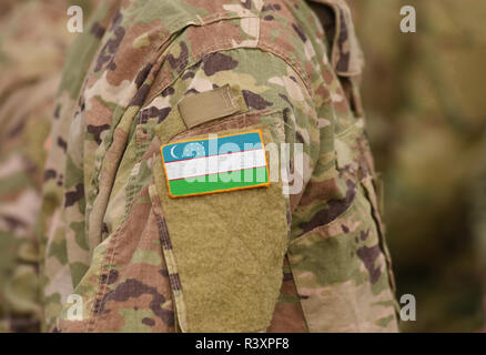 Usbekistan Flagge auf Soldaten arm (Collage). Stockfoto