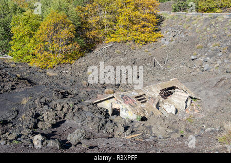 Haus von Lava an den Hängen des Ätna, des größten der drei aktive Vulkane in Italien zerstört. Stockfoto