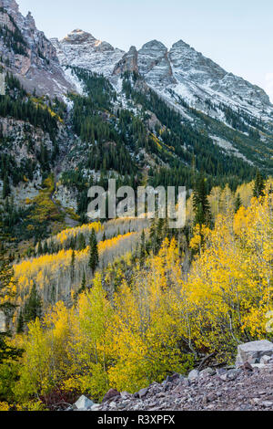 USA, Colorado, Maroon Creek Valley. Pyramid Peak mit Herbst und Schnee. Stockfoto