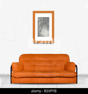 Polstermöbel in Home Interior - Orange moderne Divan sofa Stoff vor und Malerei Bild in einem Rahmen der weißen Wand Hintergrund gemacht Stockfoto